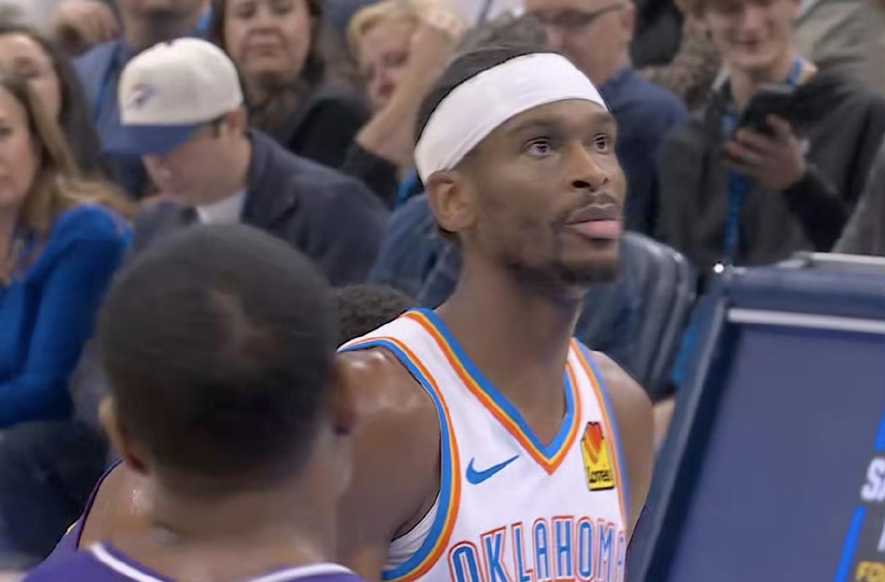 看了湖人客场和雷霆的这半场比赛，前面十场的湖人并没有表现出多么出色的实力，面对联