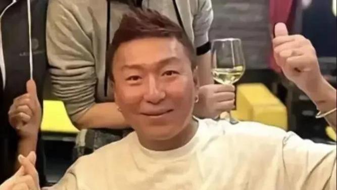 陈羽凡现状：退圈7年低调生活，50岁胖到认不出，1米8儿子很像妈