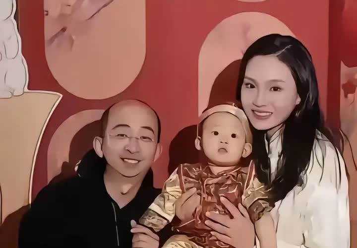 这个是大导演巨兴茂的一家人。我老婆长得高挑白皙非常的漂亮。虽然说巨星帽长得属实有
