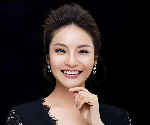 央视一4《中文国际》频道，美女主播孟盛楠。
二排左：孟盛楠与电影导演谢非。
中：