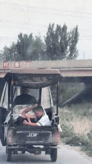 互不相让的姐弟俩
爷爷像往常一样骑着摩托三轮去接两个孙女放学回家。刚开始还好好的