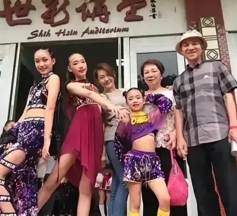 许雅钧一家的故事，本应是豪门爽文，却活生生演成了家庭狗血剧。他的父母，一个是有“
