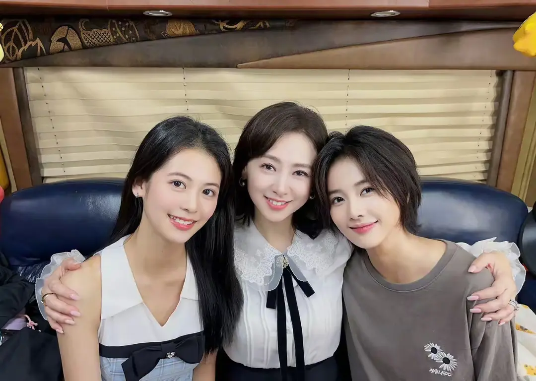 翁虹竟然看起来比女儿和白鹿都年轻

