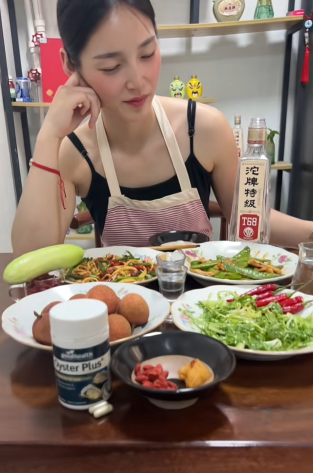 周末休息，夫妻小酌，三杯两盏，四个小菜，谈天说地，老婆陪酒，天长地久。