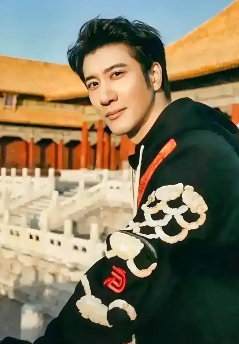王力宏说，2021年那会儿我真觉得要完蛋了，所有工作都停了，连家门都不敢出。去年