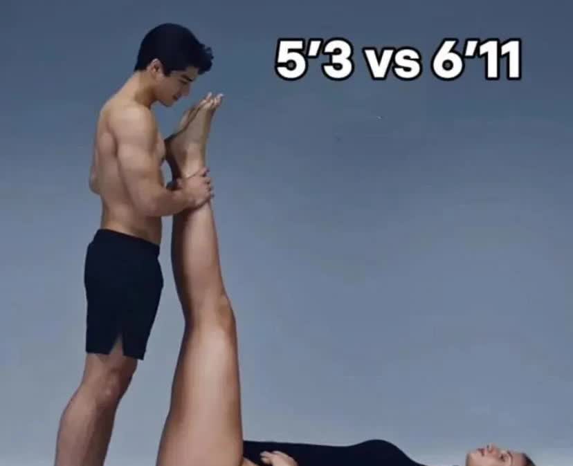 一名身高160厘米的男子站在身高211厘米的安娜·斯姆雷克（Anna Smrek