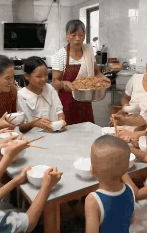 辛苦了外婆，但你这种操作我还真没见过呢？看把孩子们给饿得。