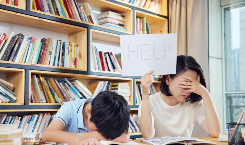 一对博士夫妻因为孩子不会做数学题，做亲子鉴定！夫妻俩都是985的博士生，辅导孩子