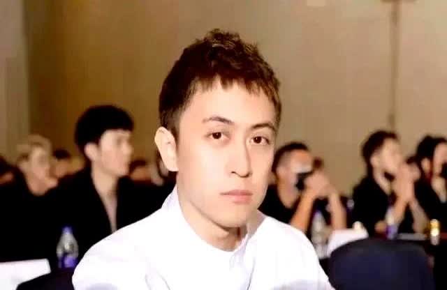 刚刚看到AKA直播的一段话，真的是让人哭笑不得！
他居然说秦奋