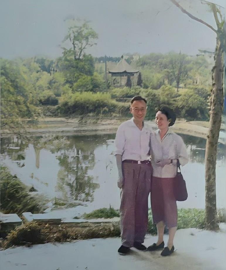 1963年，“末代皇帝”溥仪带着第五位妻子李淑贤出游时的合影照片，在以前他一直把