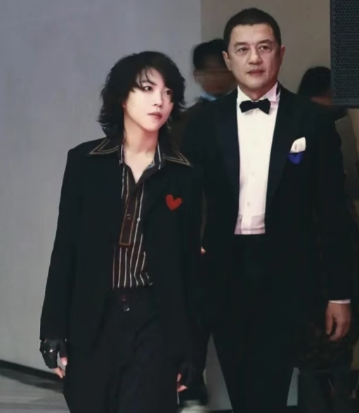 童童真是个好女儿，懂得感恩，她李爸爸现在遇到了困难了，她在自己在力所能及的范围内