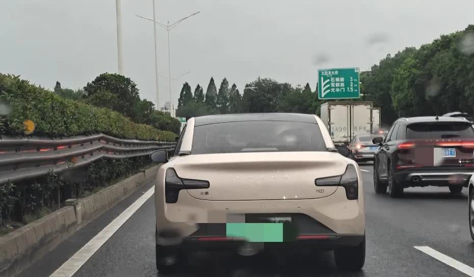 小鹏M03尾部

看了很长时间，自从上市时候就感觉尾部设计的不好看，整体感觉