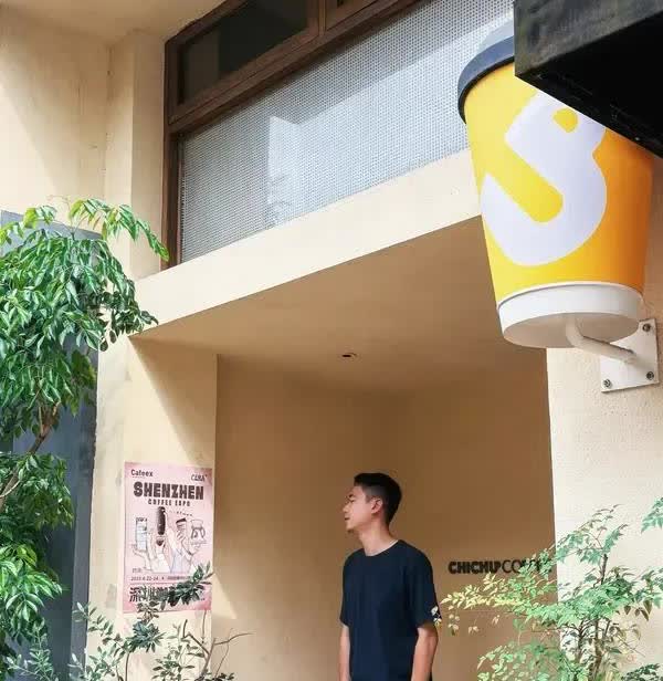 太嚣张了！8月10日在海南三亚一家餐厅里，一女子在打蘸料时，被身后男子摸臀猥亵。