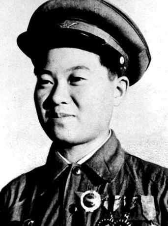 1950年，一位因极度疲劳而倒下的解放军战士被紧急送往医院，他在医院苏醒后，出人