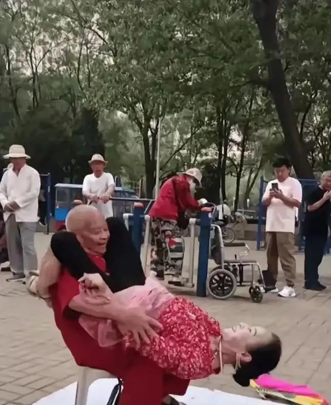 看看看，这些大爷大妈可真会玩啊！真是替他们脸红尴尬啊！这玩的是啥子啊，杂耍吗？天