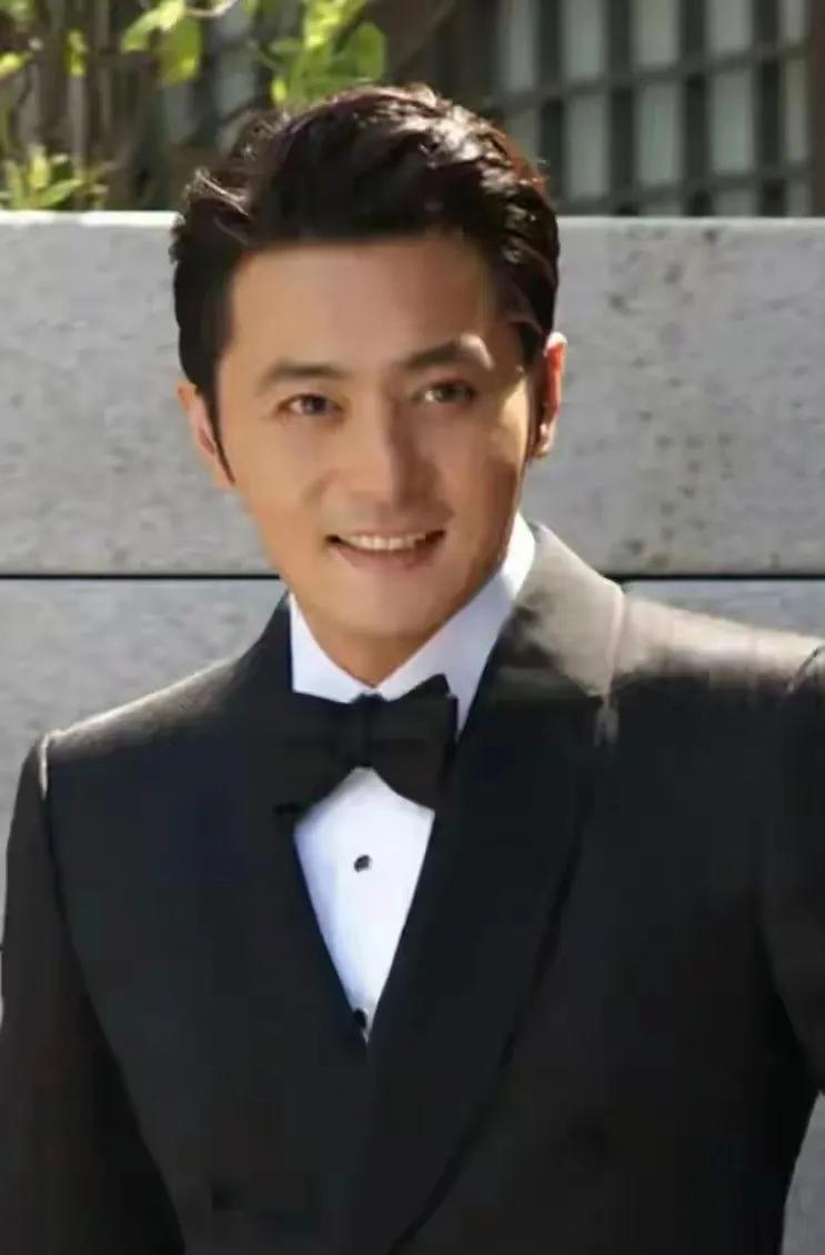 他的韩国一哥的地位真的是谁都无法撼动的，韩国是一个出俊男靓女的地方，男人都很帅，