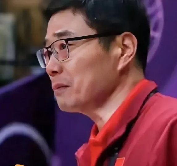 篮协主席郭振明泪洒亚洲杯比赛现场。男篮男篮本届亚洲杯，一路过关斩将，闯入总决赛，