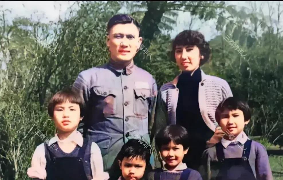 这张全家福照拍摄于70年代初，一家6口，男的帅气，女的漂亮，两夫妻挺般配，郎才女