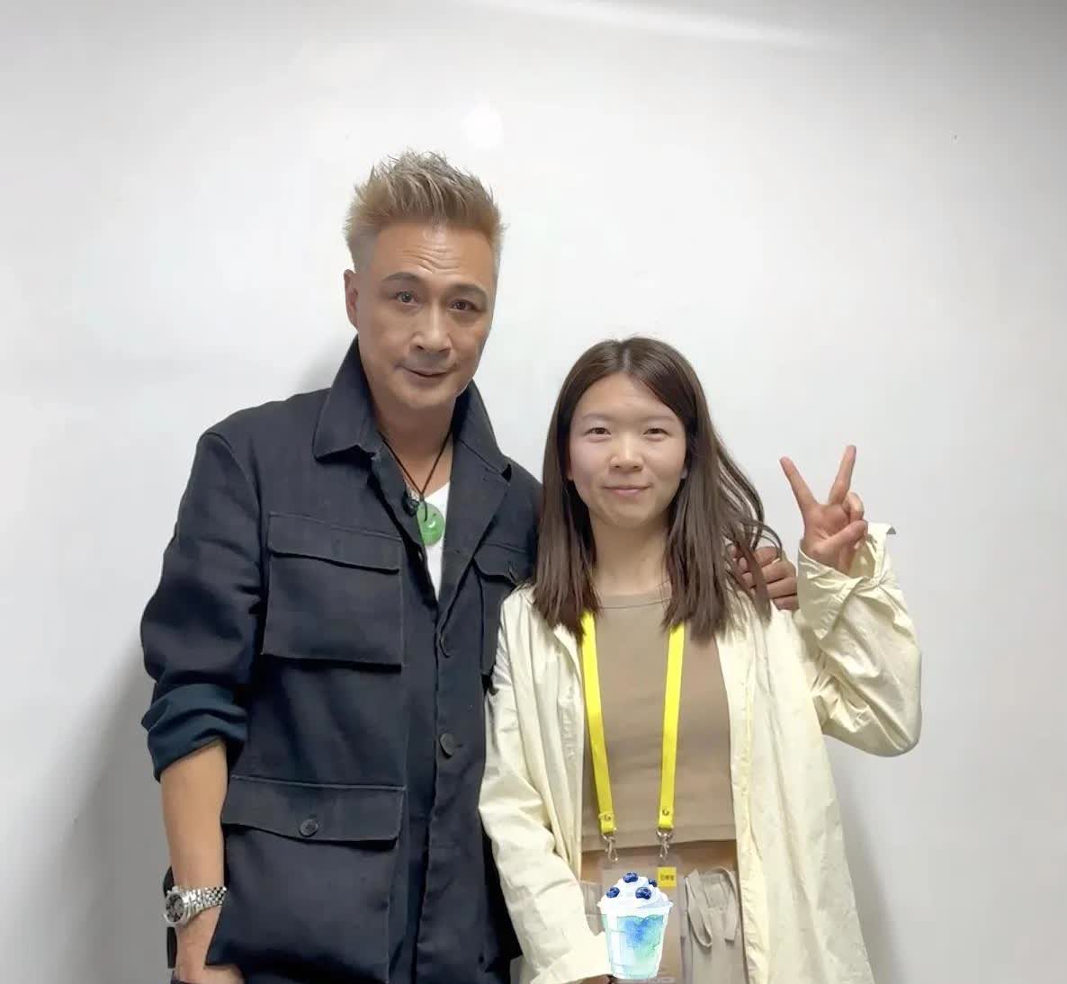 吴镇宇，180cm，63岁，香港人
身体不发福，年轻帅气
在农村么是老人级别