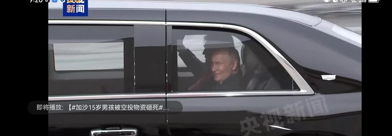 罕见！！！
特朗普有点太紧张了，虽然他用极其🈶压迫感的仪式（天上飞的，两边摆