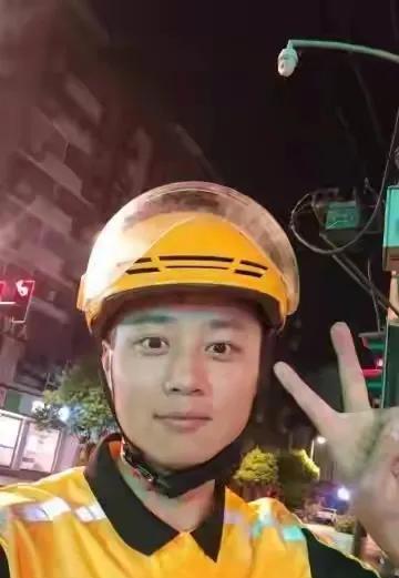 公职人员兼职送外卖，让谁不爽了？
有阴阳怪气的。
说公职人员下班之后还能有精力送