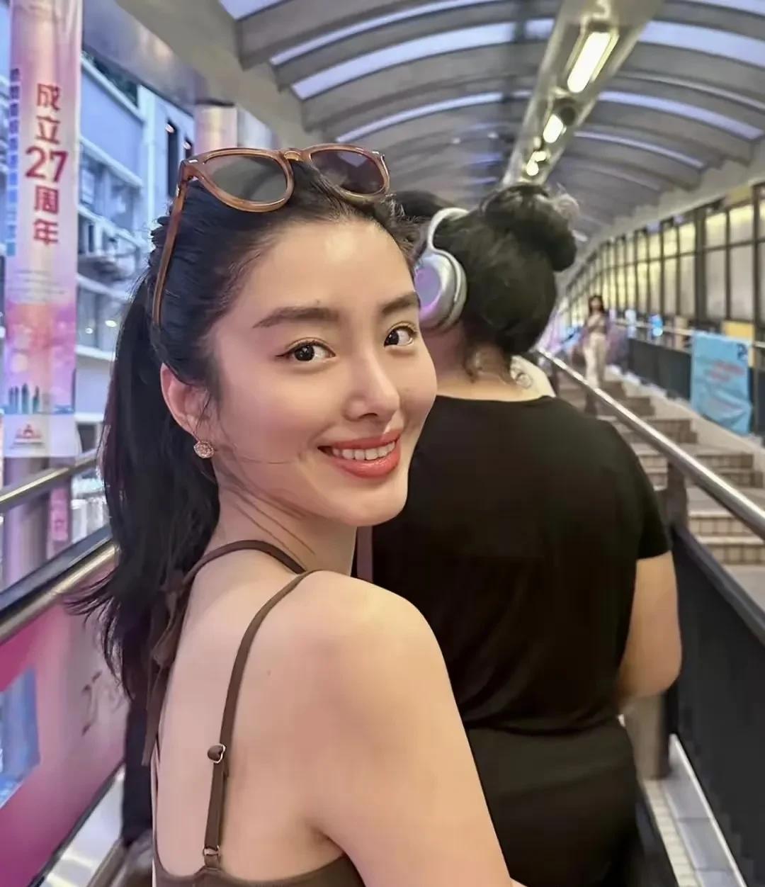 有人好奇富二代为什么不介意杨采钰的过去 ，还是选择和她在一起。
我觉得女方以前在