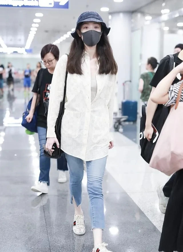 倪妮白衬衫配牛仔裤真好看











你敢信？倪妮一件平平无奇的白衬衫