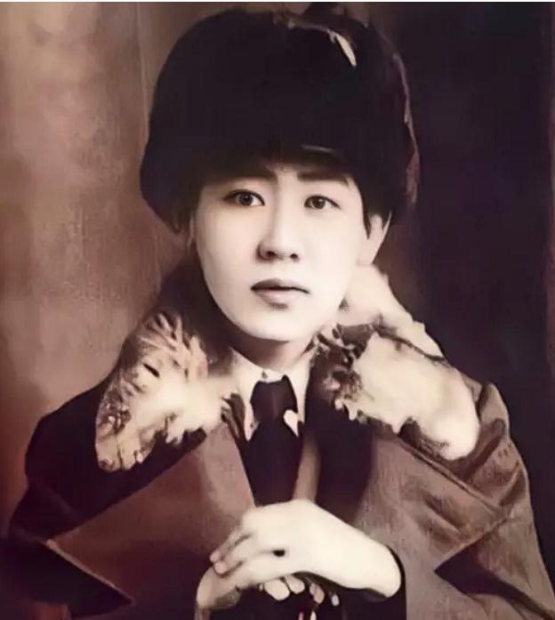 1945年，川岛芳子被抓进秘密审讯室，可手段他们用尽，她就是没反应。这时，戴笠拿
