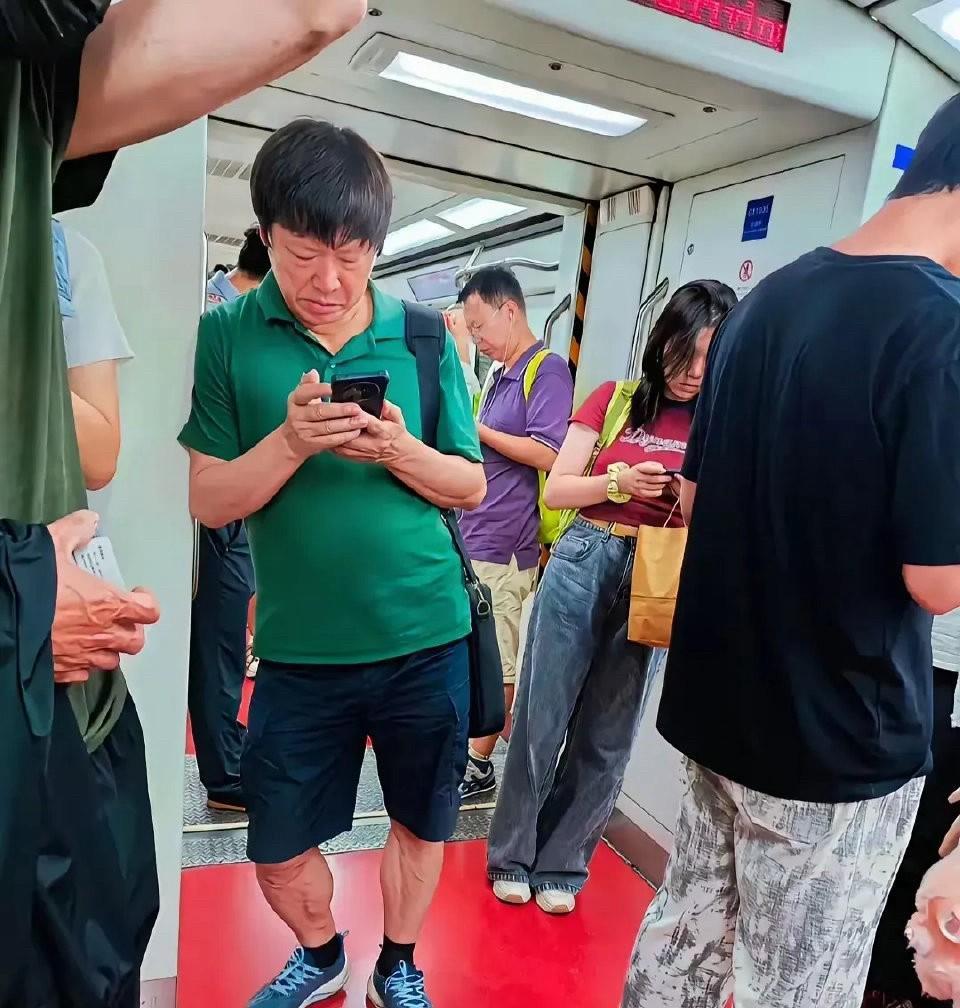 地铁上遇到的这谁呀
