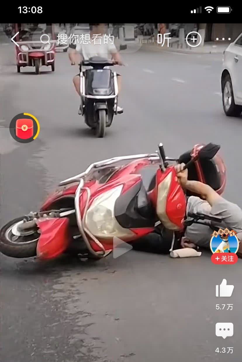 现在的人都怎么了，老人骑车摔倒竟没人扶，大家都选择躲避，害怕扶了人惹上麻烦，路过