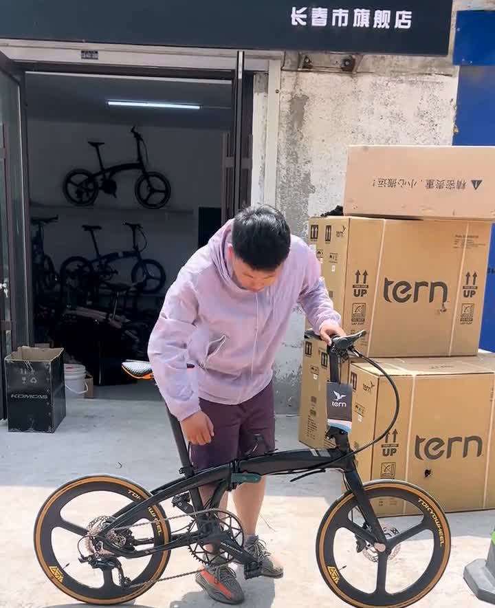 顶级折叠车必备三要素。
什么是顶级折叠车？顶级折叠车必备三要素。
·首先看车
