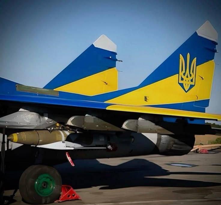 一枚悬挂在乌克兰米格-29战斗机上的 JDAM-ER（增程型联合直接攻击弹药）制