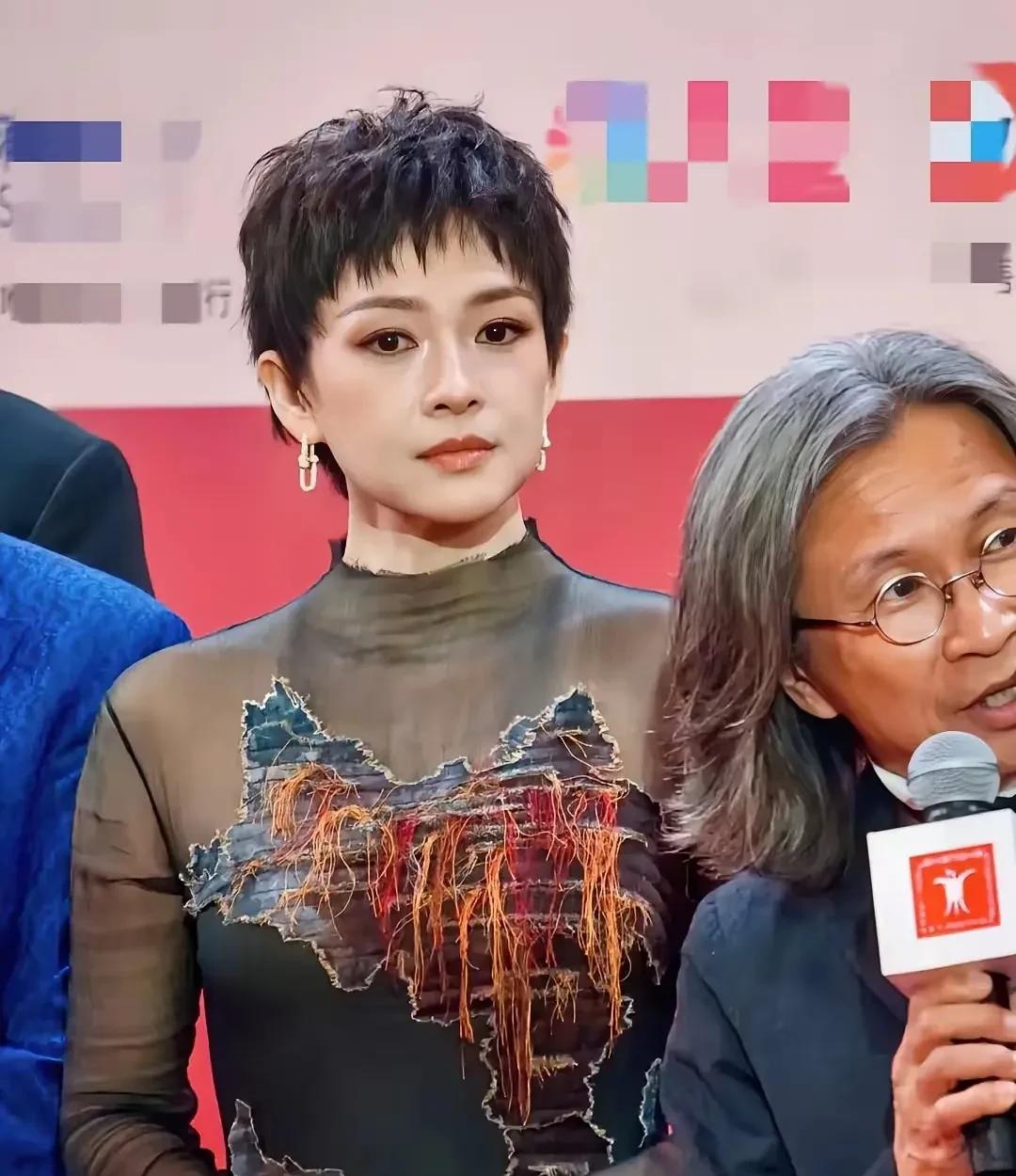 章子怡改变了风格，和以往的形象反差太大，让人有一种惊艳的感觉。
没想到留了短发的