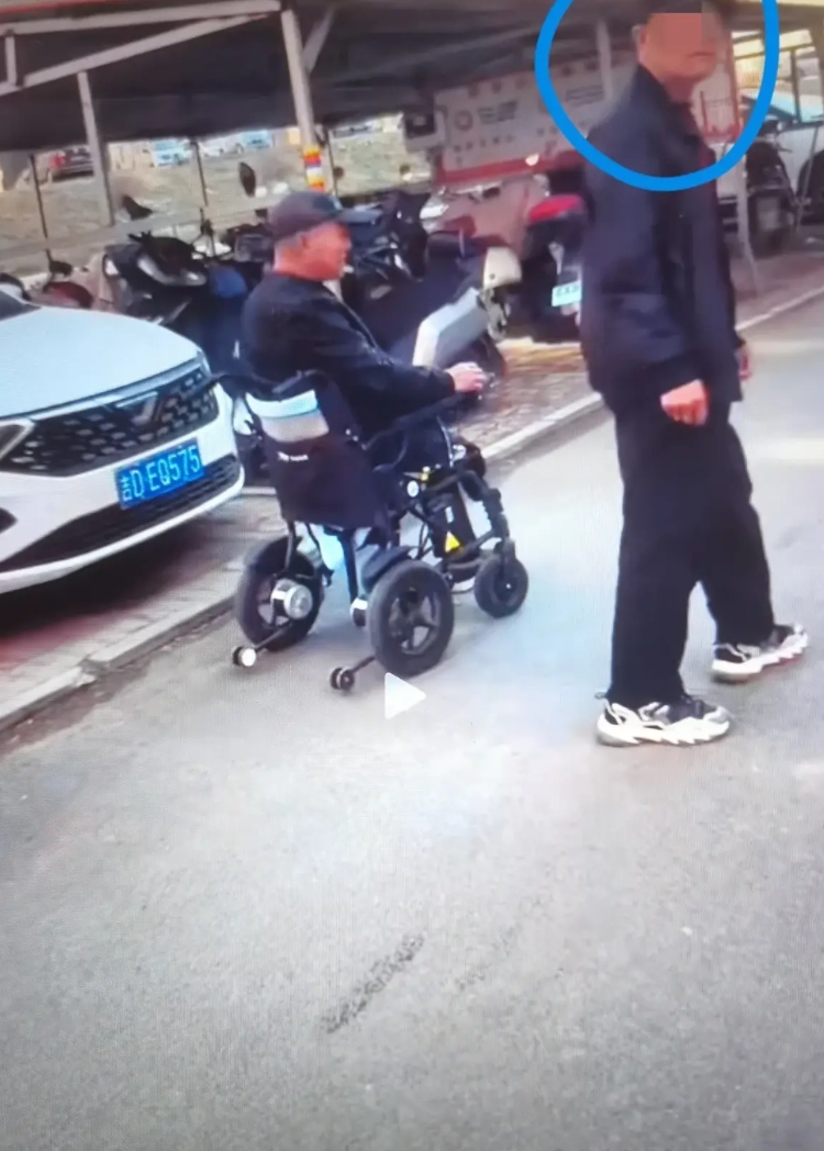 一大爷手掰路边停车牌照，被一路过女子质问：你掰人家牌照干啥？
     一条马路