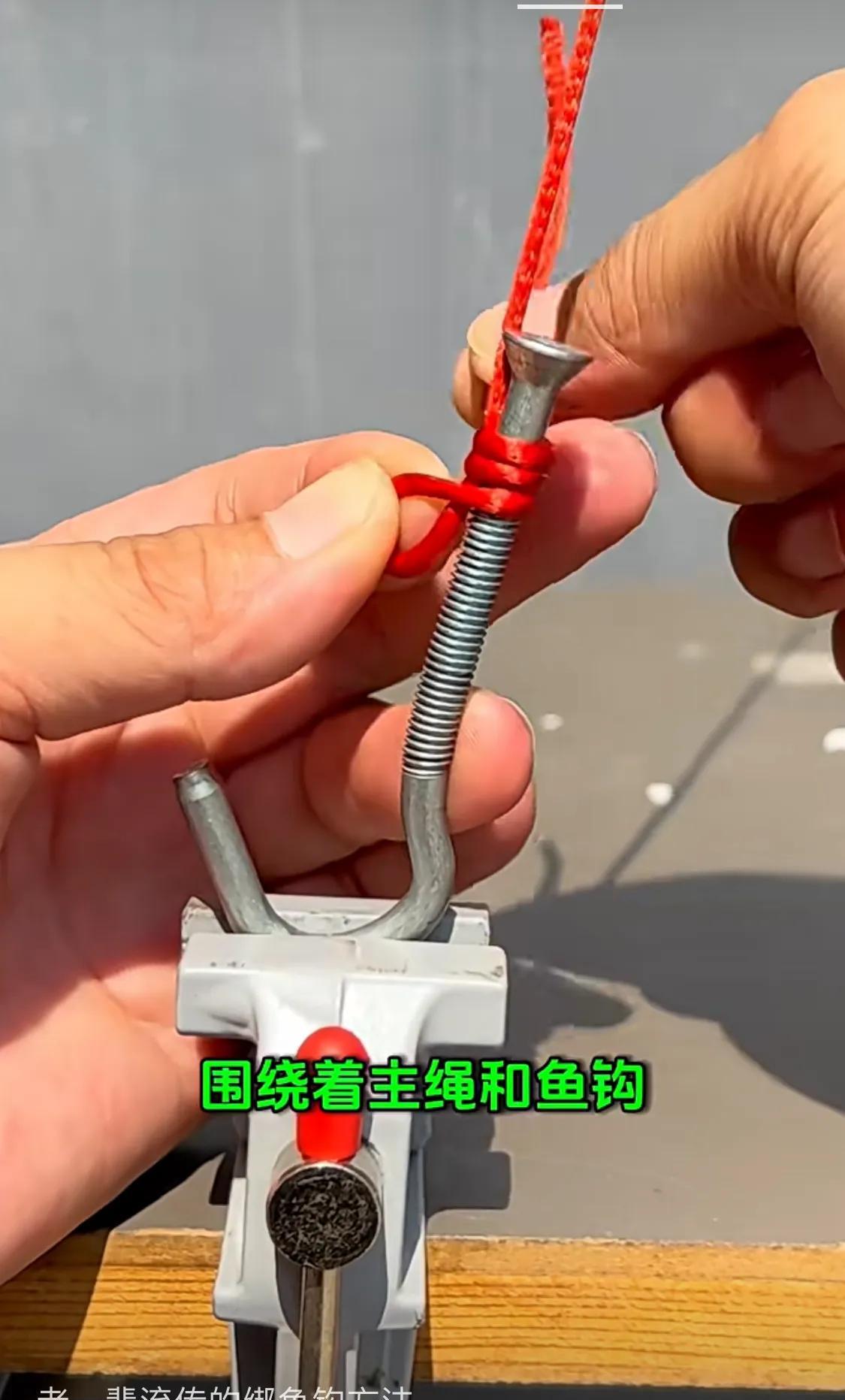 眸渊寒气逼人。
眸光凝成千年玄冰
碎钻般棱角 切割呼吸
寒芒游弋过灵魂褶皱
将心