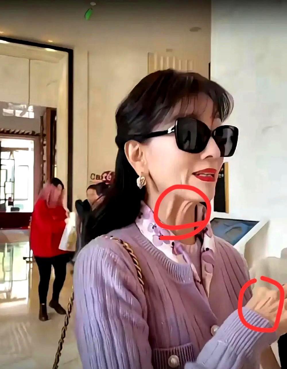 我妈妈在机场见过赵雅芝，说她其实不像网上说的那样，虽然脸上戴着大墨镜，但是依然遮