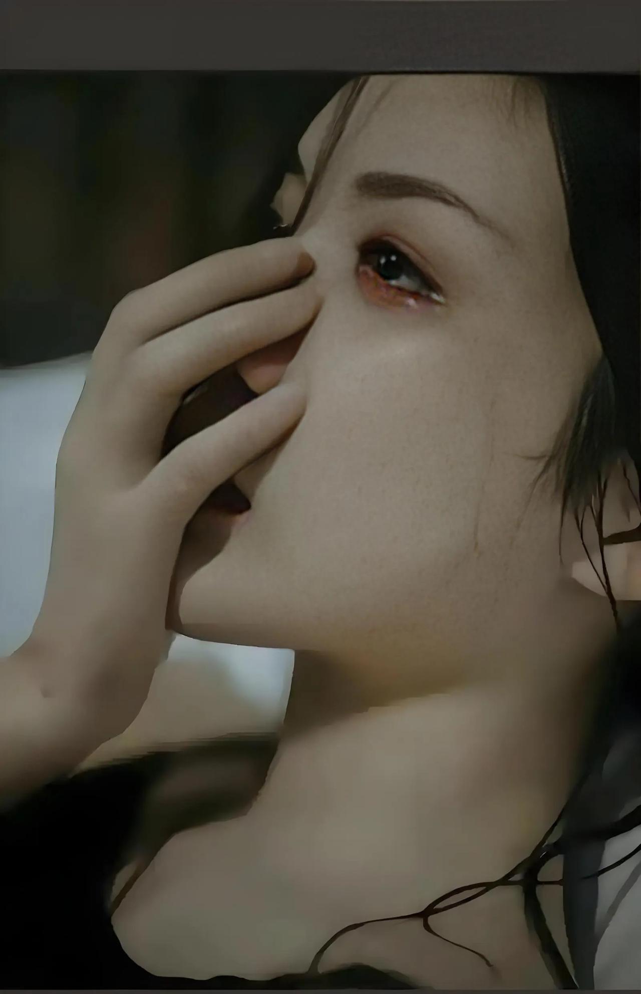 我同事的女儿今年17岁，前几天突然离家出走了，昨天同事在女儿课本里发现一页纸，顿