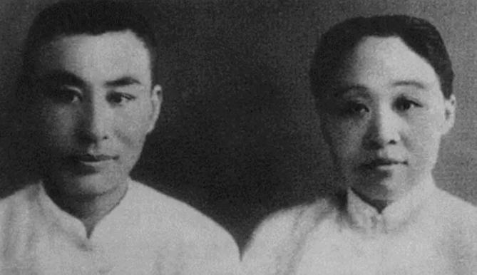 1916年，叶圣陶迎娶了未曾谋面的妻子，洞房夜，两人第一次见面，他用颤抖的手，掀