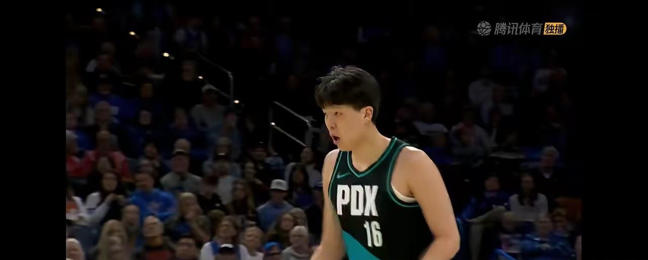 打雷霆，杨瀚森终于又出场了，当然不是首发，而是在第二节获得替补机会。有点遗憾的是