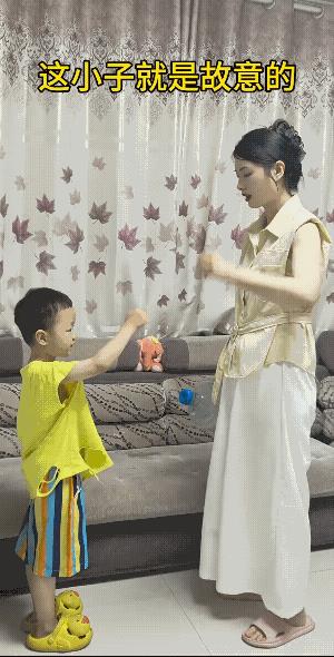 虽然小孩子没有按套路出牌，可这小孩子将来物理成绩估计会不错。现在他都知道压力和压
