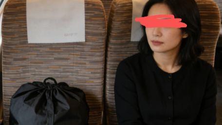 只因女子不肯让座，大爷一气之下将其包裹扔在地上，却不知道包裹里装着骨灰盒