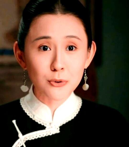 继续追剧《灼灼韶华》。
在此剧后半部中，不知道是谁给热依扎化的妆。眉梢往下耷拉，