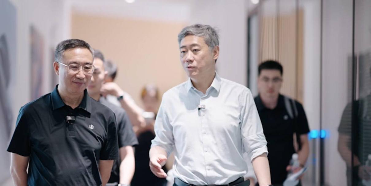 BBA们的下行是因“消费升级”？李稻葵对话朱江明给出了真正的答案。
从过去的垄断