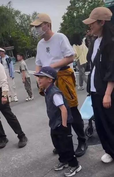 近日，有网友拍到陈建斌蒋勤勤带儿子逛环球影城，一家三口中洋溢着幸福的氛围。他们漫