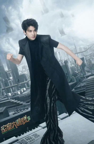 视频的建模确实精细，老旧电脑和厂房的细节堆满画面。那种赛博故障感从intro的手