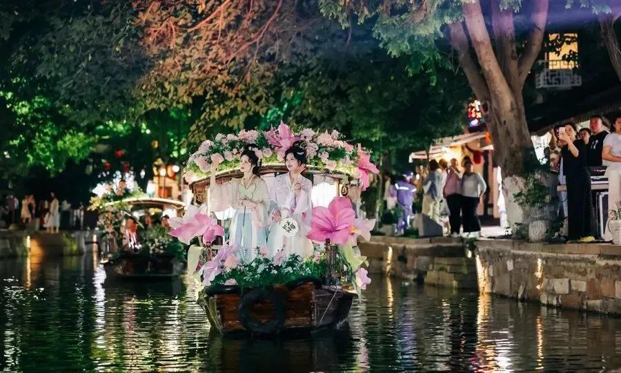 根据最新数据，端午假期长三角文旅市场表现强劲：
铁路客流达1700万人次（同比增