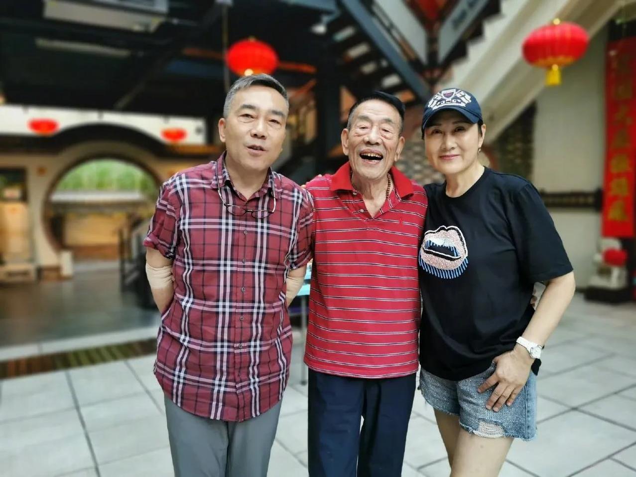 凯丽发文悼念杨少华，爷爷和杨议对我太好了！
7月10日下午，凯丽在社交媒体发文，