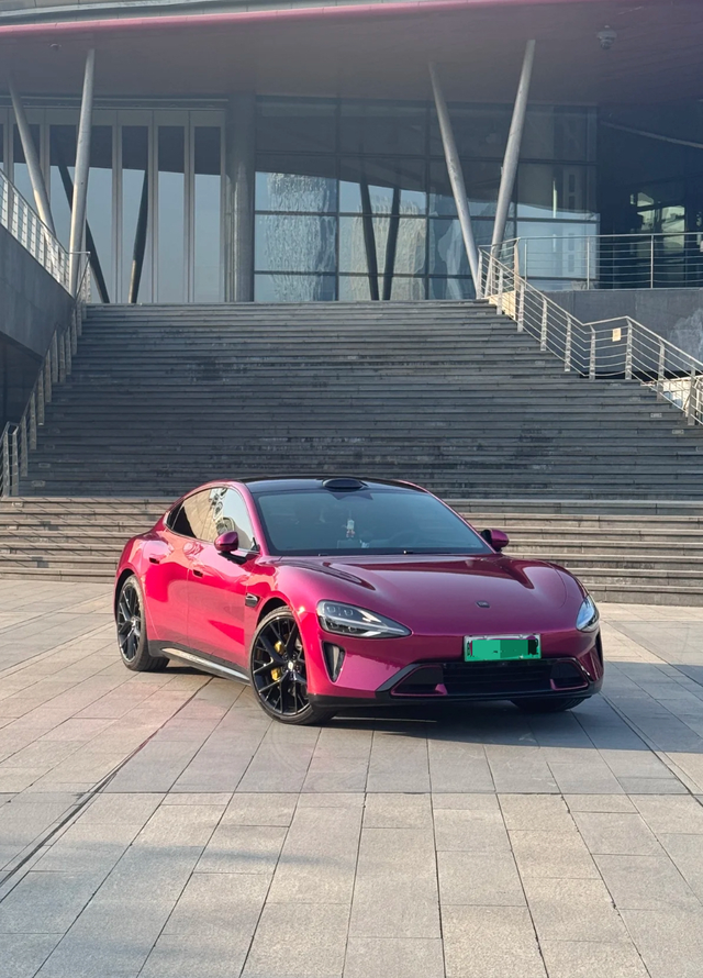 小米SU7新配色也太太太好看了吧！
15周年限定，璀璨洋红，粉中带红，洋溢甜美和