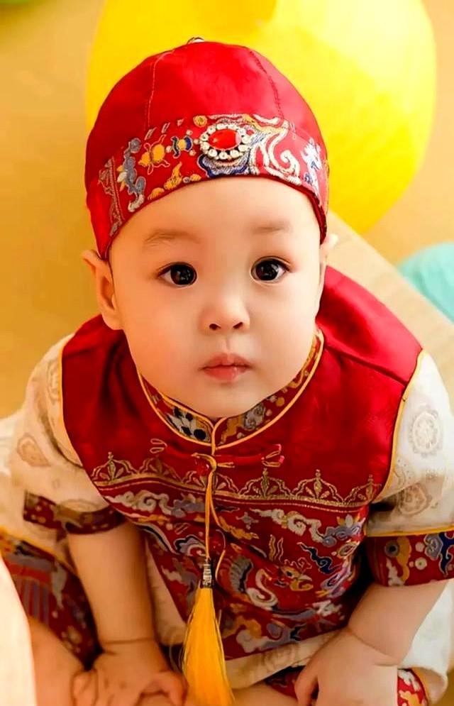 一大家子同框也太有反差萌了吧！
金龟子抱着穿红绸缎的胖外孙笑得见牙不见眼，旁边她