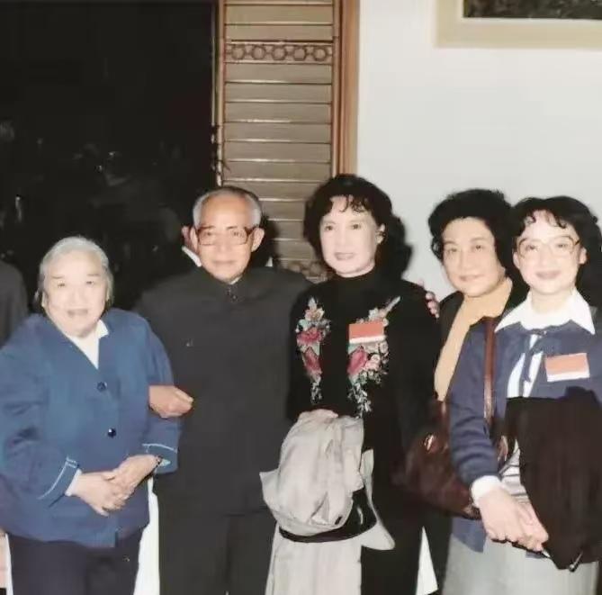此照片拍摄于上世纪八十年代，右边三位女士是著名的电影表演艺术家王丹凤、张瑞芳、秦